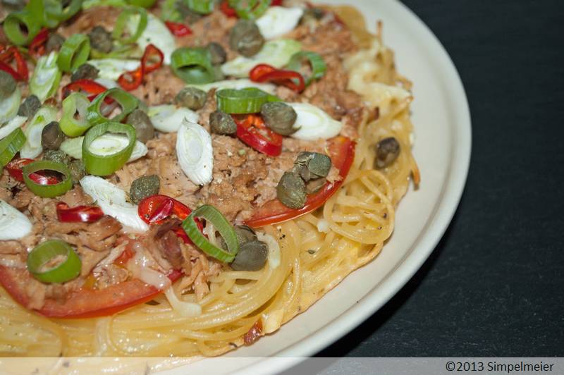 Scharfe Spaghettipizza mit Thunfisch und Kapern › SiMPELMEiER