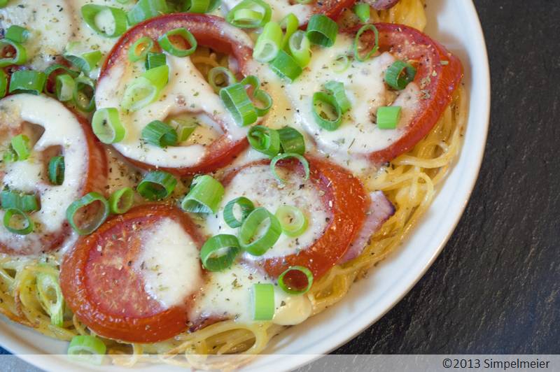 Spaghettipizza mit Tomaten und Schinken › SiMPELMEiER